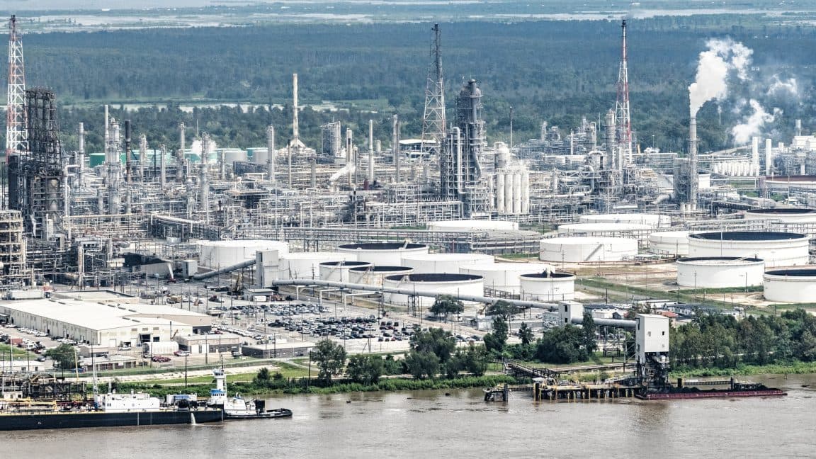 Michigan'daki antitröst davası, petrol şirketlerinin elektrikli araçları ve yenilenebilir enerji kaynaklarını aksattığını söylüyor