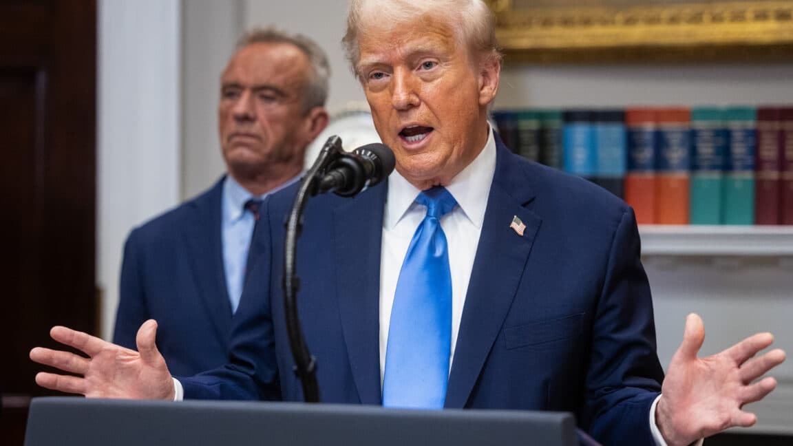 Doktorlar, Danimarka'yı örnek alan aşı politikasını iki katına çıkardığı için Trump'a kızdı