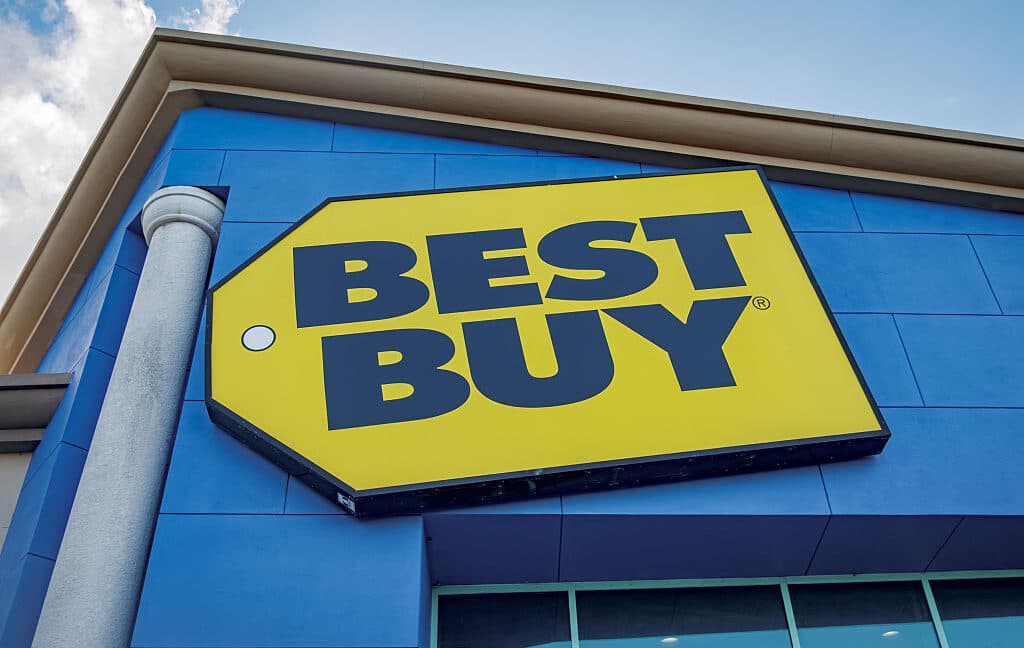 Polis, Best Buy çalışanının MacBook'larda %99 indirim elde etmek için yöneticinin kodunu kullandığını söylüyor