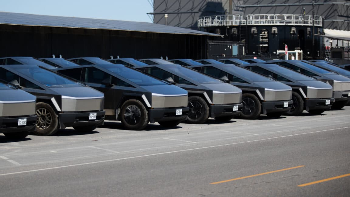 Tesla, (boyasız) metali taşımaya çalışırken Cybertruck fiyatlarını düşürdü