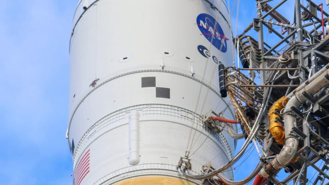 NASA, Artemis II roketinin onarım için hangara geri çekilmesi gerektiğini söyledi