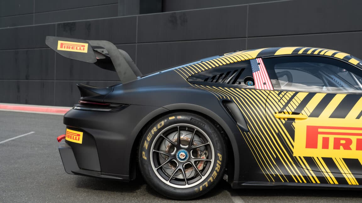 iRacing'de 12 $'lık DLC olarak piyasaya sürülen 375.000 $'lık Porsche yarış arabasını kullanmak