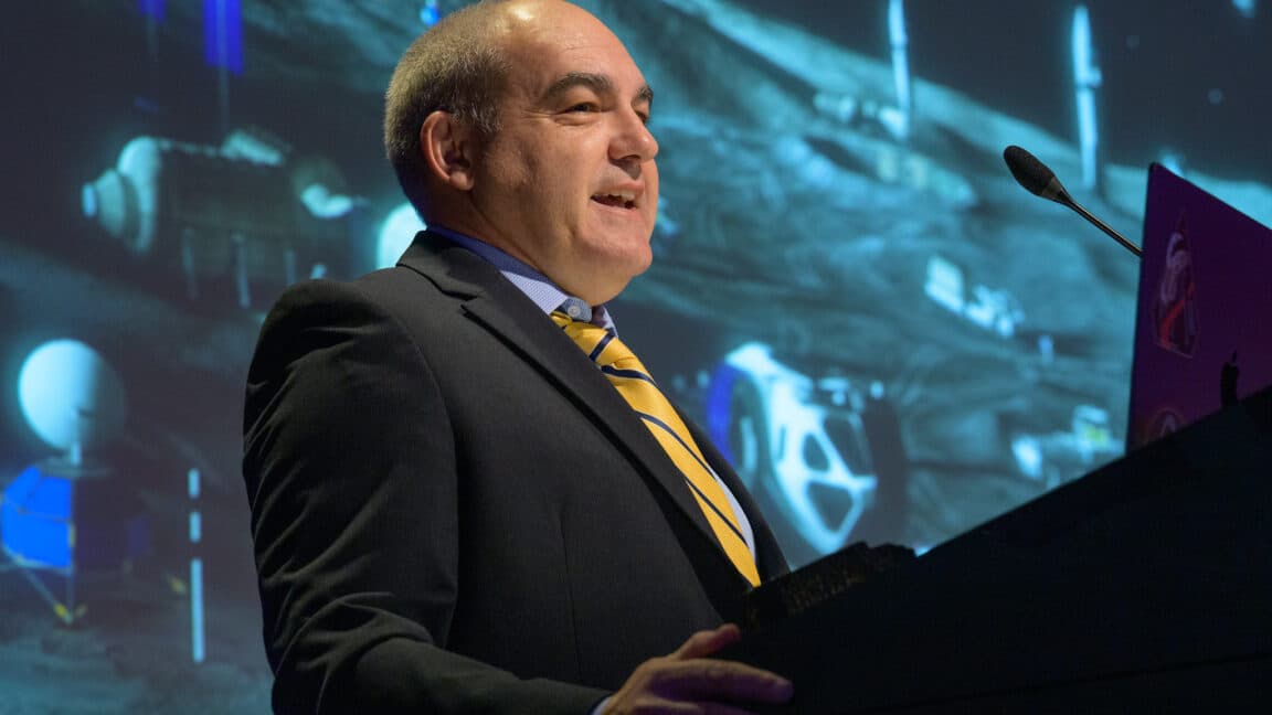 NASA'nın nasıl bir Ay üssü inşa edeceğini konuşmak için "Ay Genel Valisi" ile bir dinleyici kitlemiz var