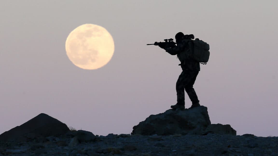 NASA Ay'a giden yolda öncülük ediyor ancak ordu da geride kalmayacak
