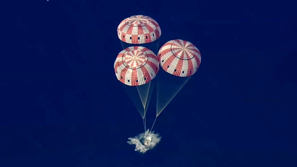 Dört astronot, Ay'ın etrafında cesur bir yolculuktan sonra evlerine döndü