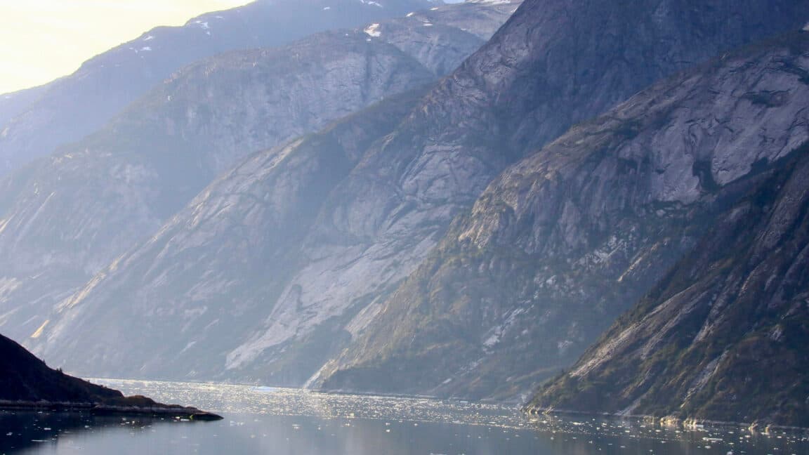 Büyük bir heyelan, büyük bir turizm bölgesinde 500 metre yüksekliğinde bir tsunamiye neden oldu