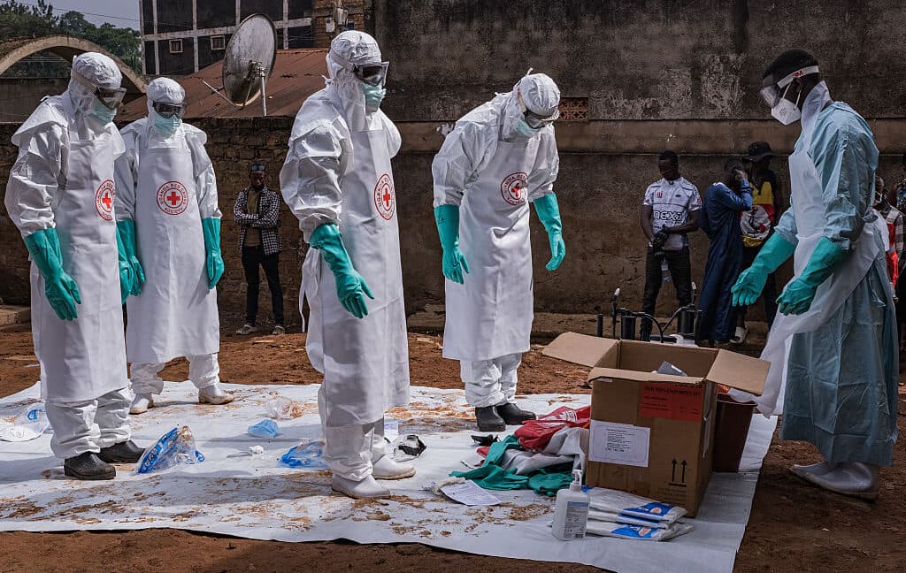 Trump yöneticisi, Ebola'ya maruz kalan Amerikalıları ABD'den engelleyecek ve onları Kenya'ya taşıyacak
