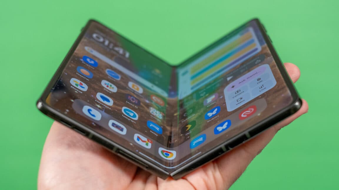 Motorola Razr Fold incelemesi: Cebinize tam sığıyor ancak bütçenize uymuyor