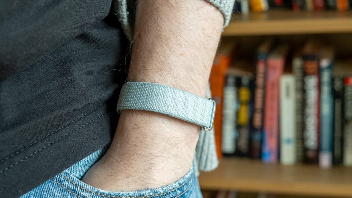 Fitbit Air, konuşkan bir AI "koçunun" ağırlığını taşıyan iyi bir giyilebilir cihazdır