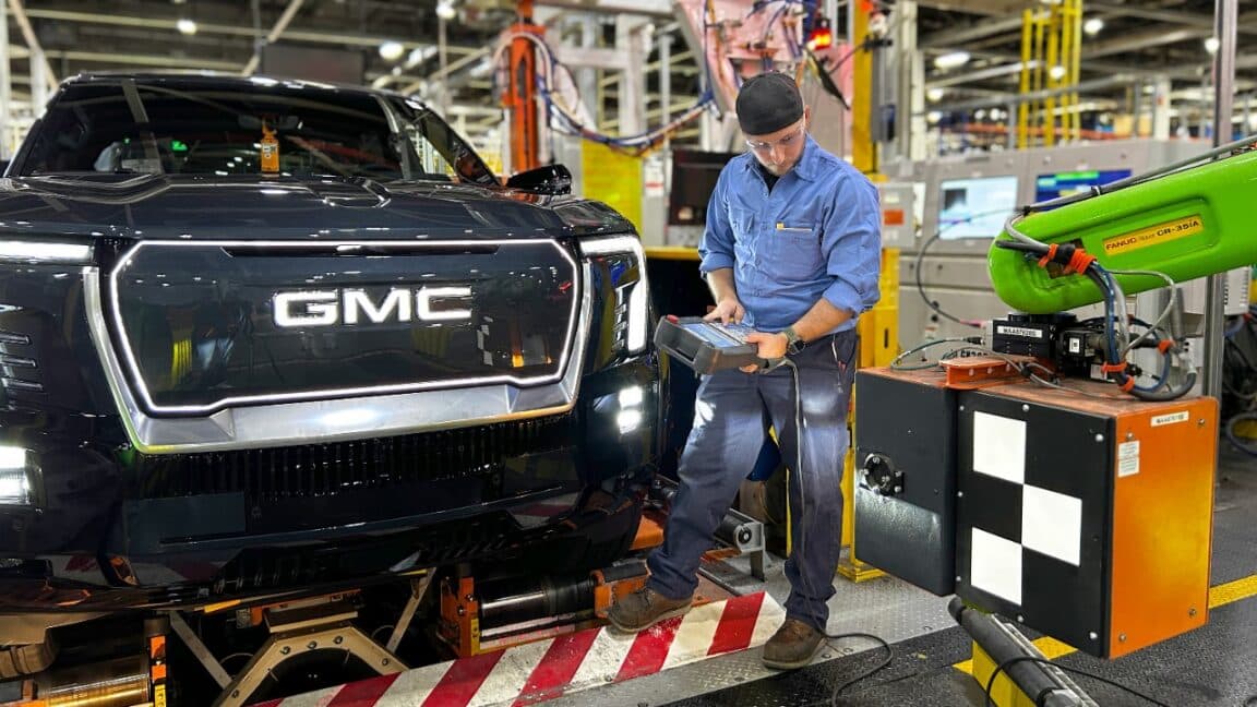 GM, 1.300 işçiyi işten çıkardıktan sonra amiral gemisi EV fabrikasına robotlar kurdu