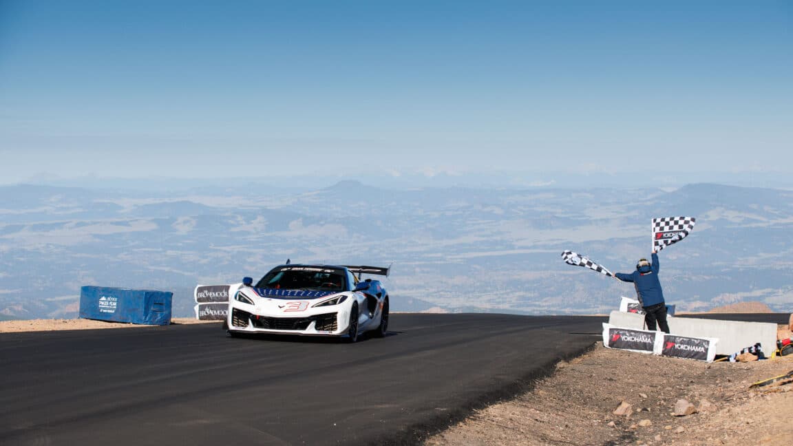 1.250 beygir gücündeki hibrit Corvette, Pikes Peak üretim rekorunu kırdı