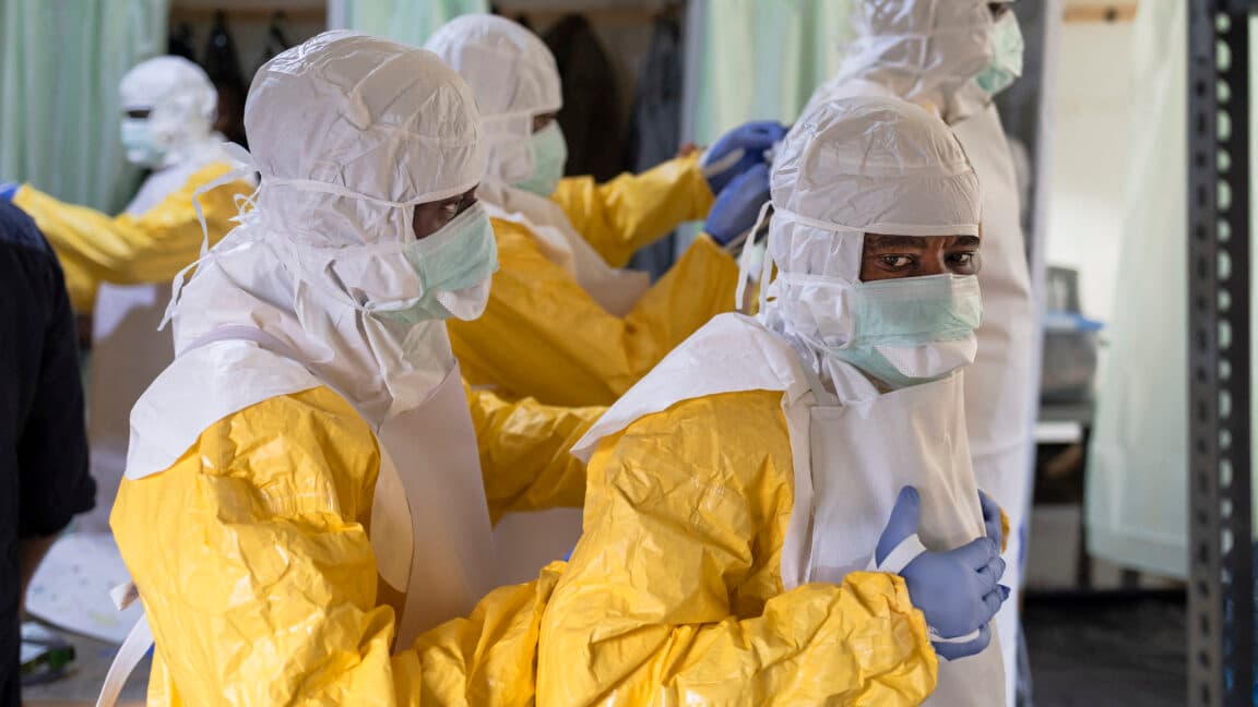 ABD, Ebola ile enfekte vatandaşlardan uzak durmaya devam ediyor; Almanya'ya gönderilen ikinci Amerikalı