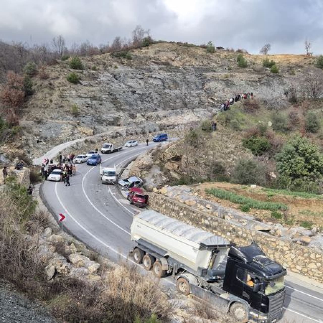 3 araçlı zincirleme kaza: 1 ölü, 3 yaralı