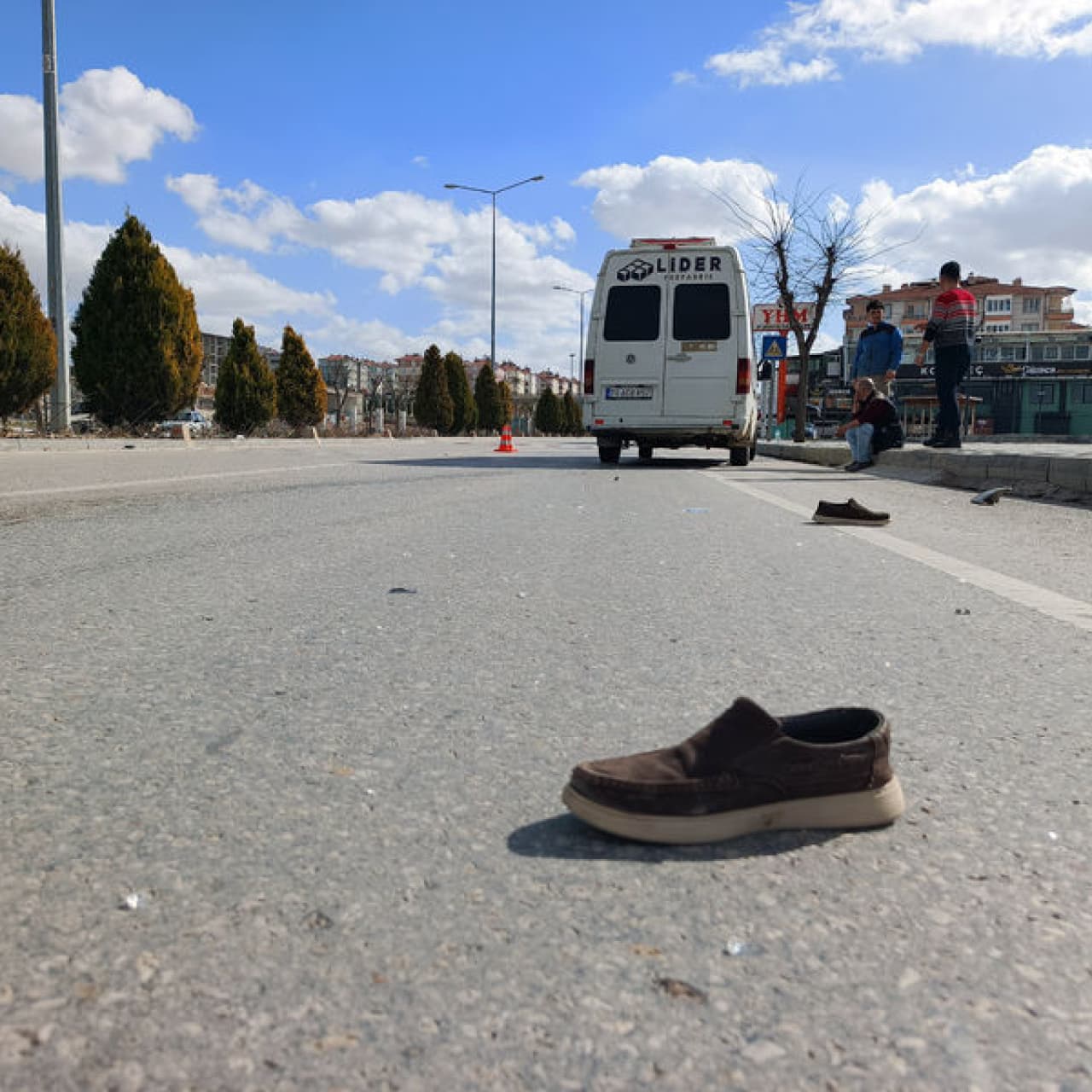 Minibüs kazası can aldı, 32 metre ileriye...
