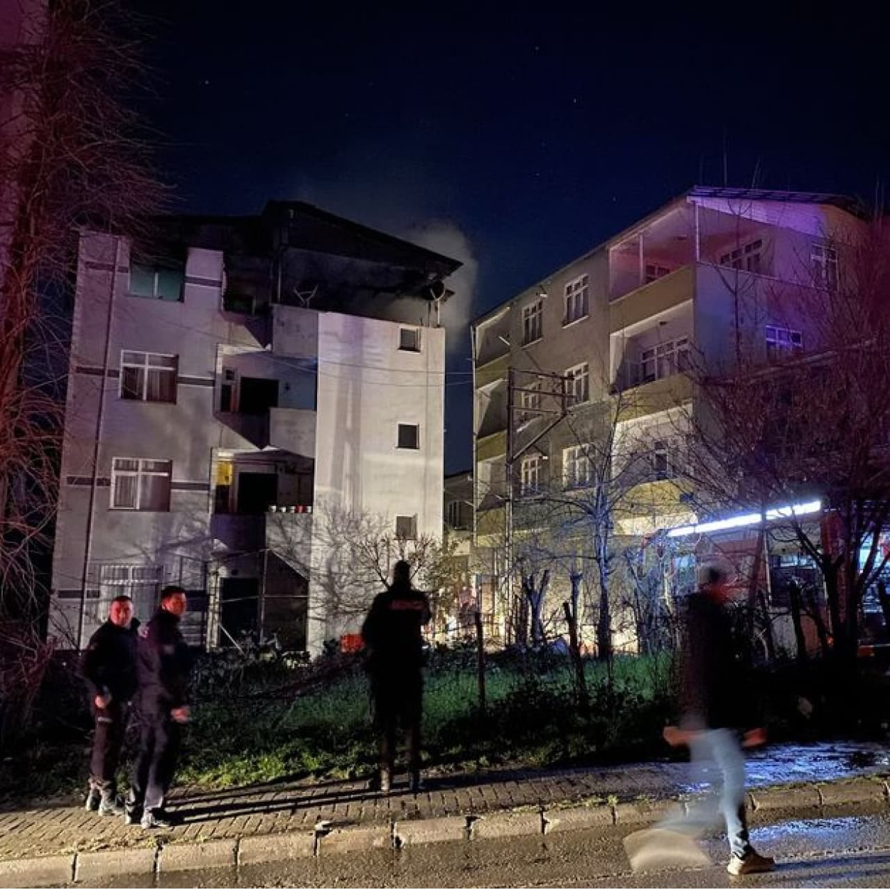 Evinde çıkan yangını söndürmek isterken yaralandı
