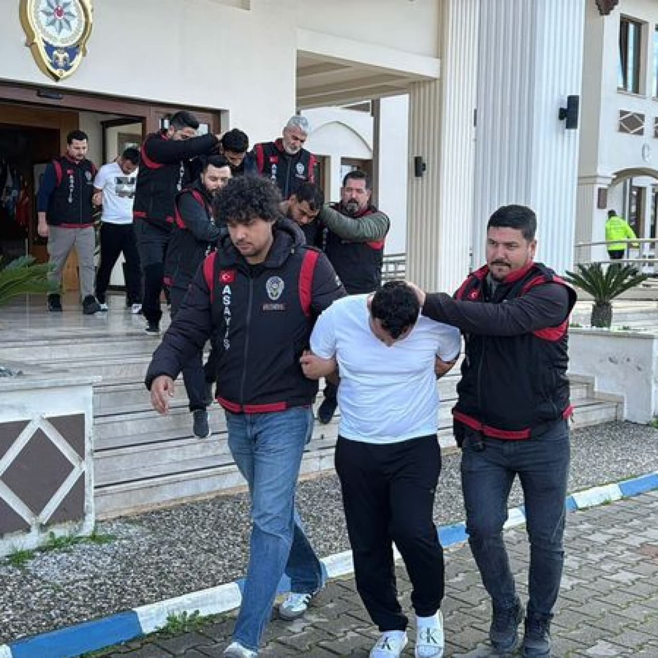 2 villaya uyuşturucu baskını: 12 gözaltı
