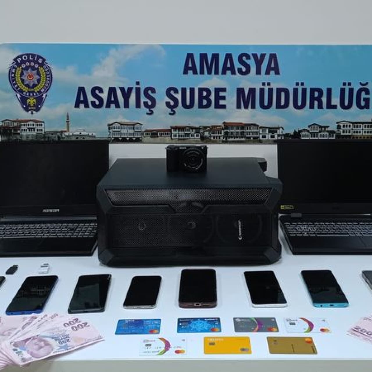 Kredi kartlarını kopyalayıp vurgun yaptılar 
