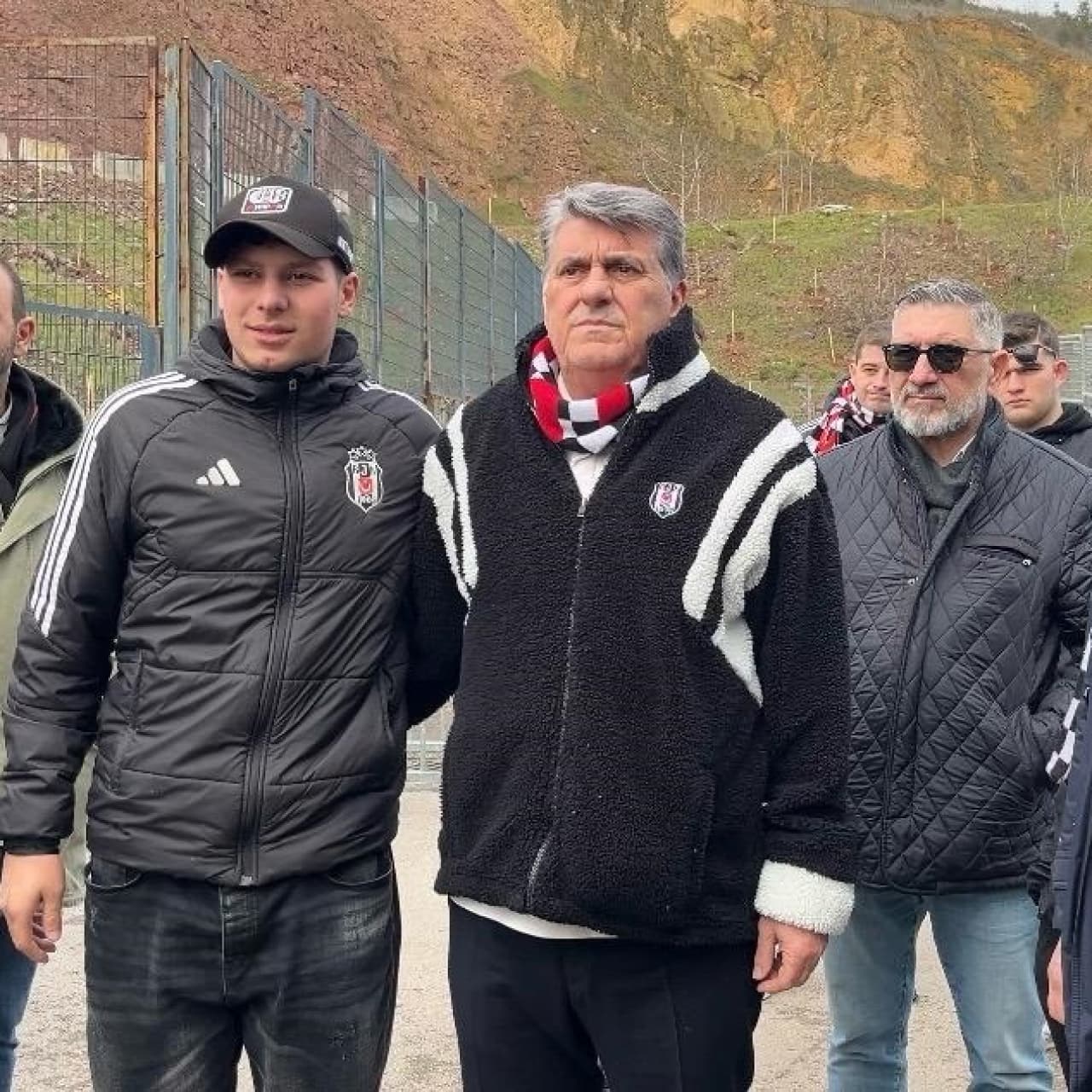 Serdar Adalı taraftarla birlikte maça geldi