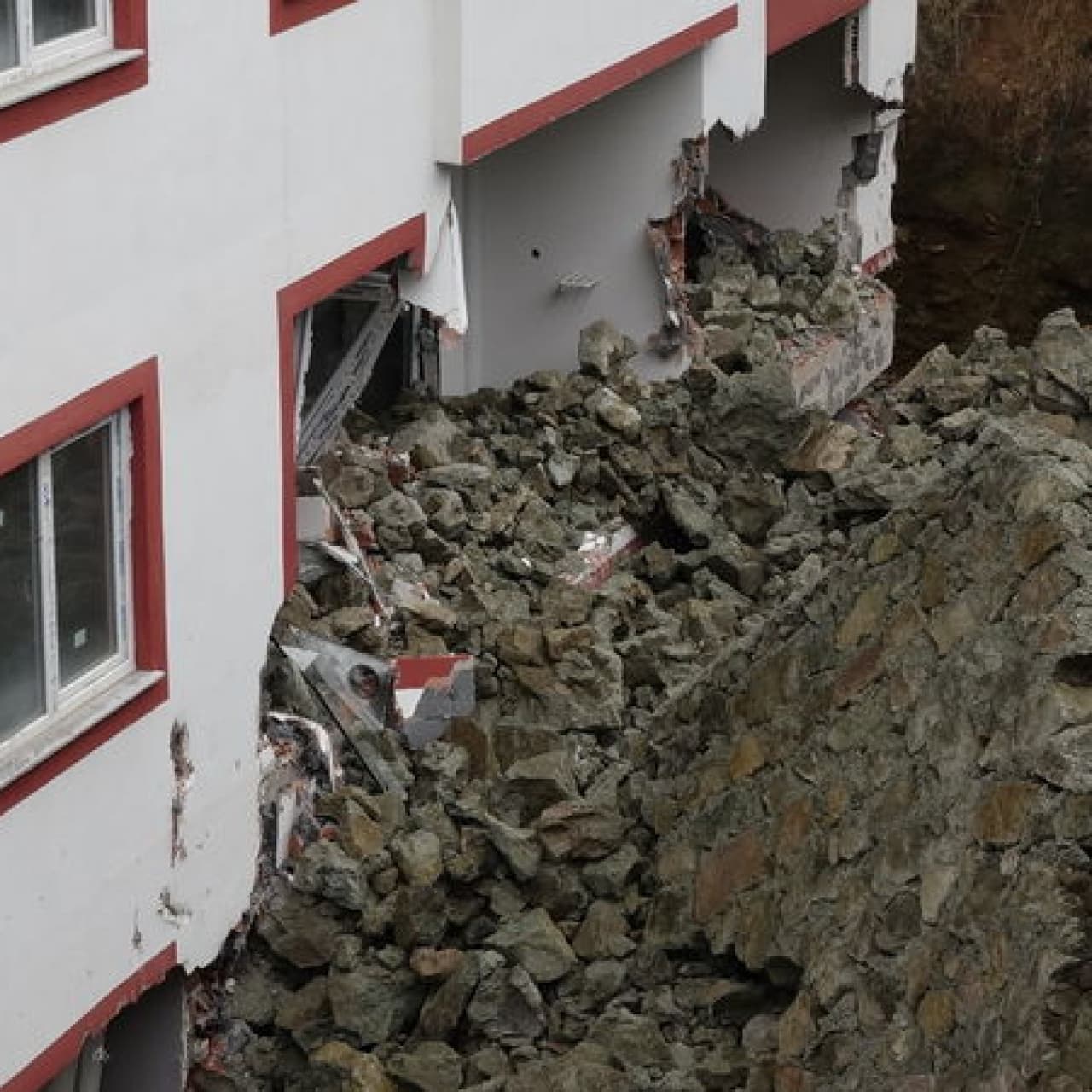 Trabzon'da istinat duvarı çöktü