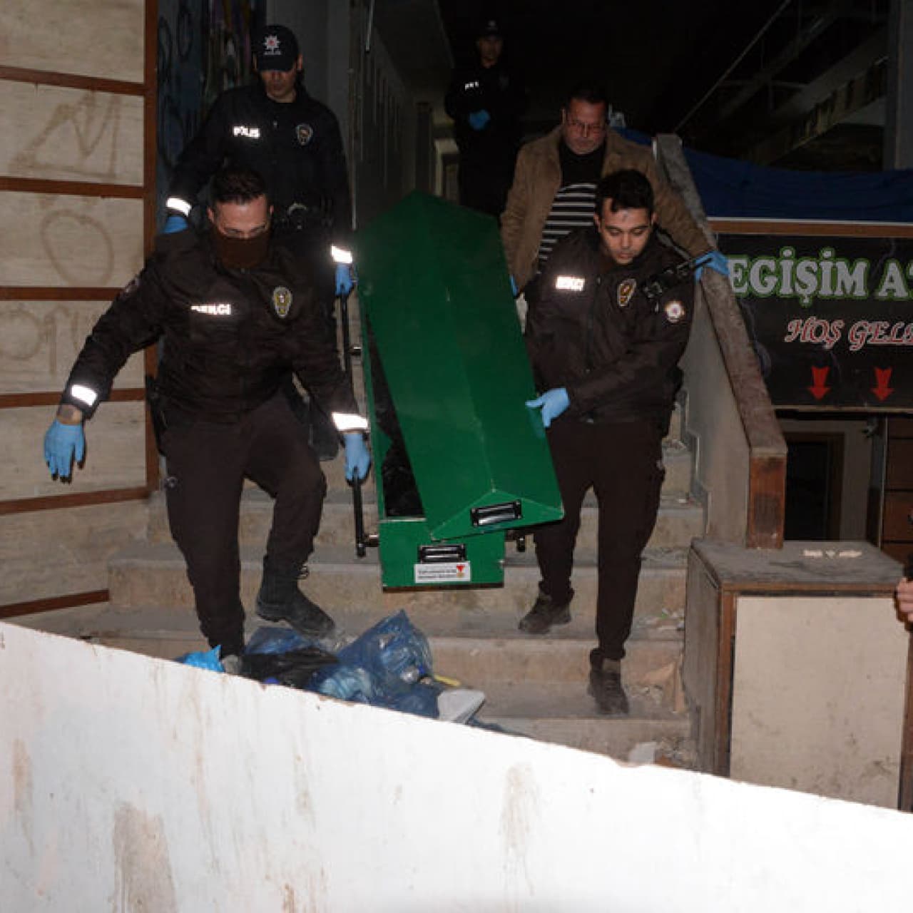 Çıplak halde kanlar içinde bulundu