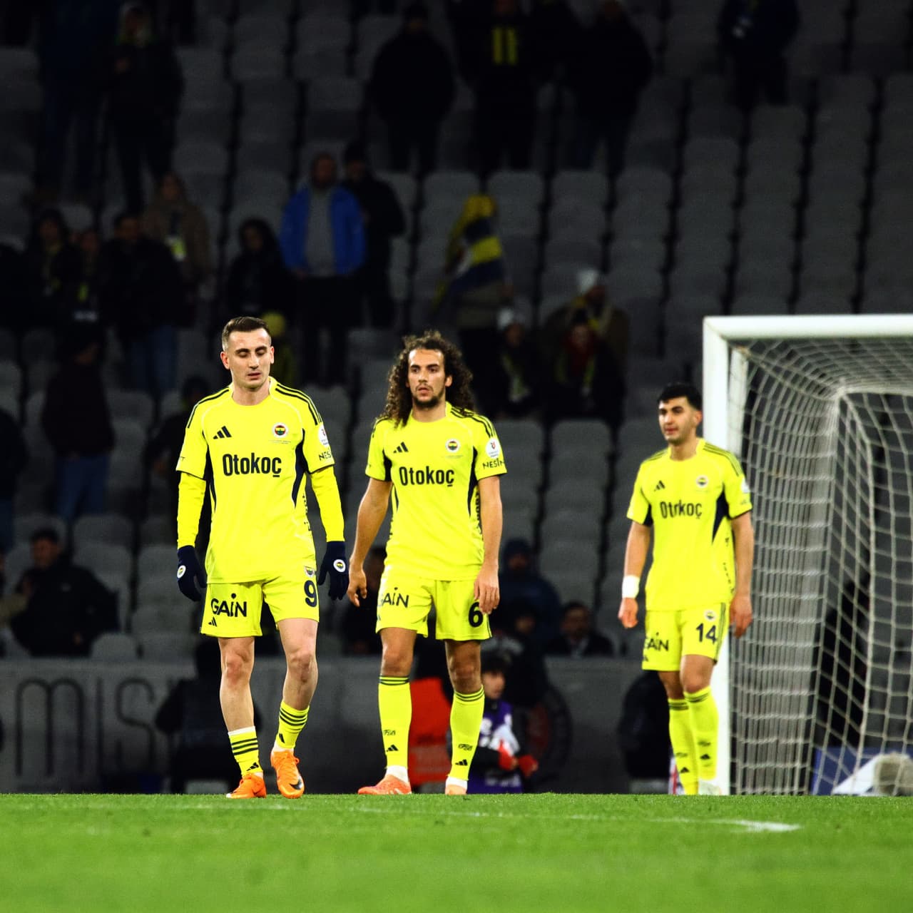 Fenerbahçe zirve yarışında ağır yaralı!