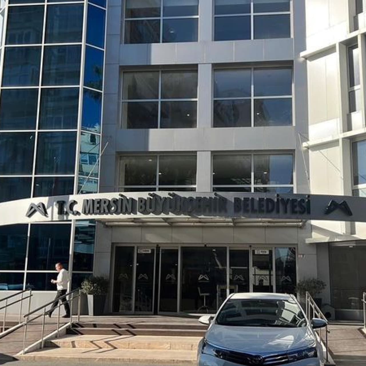 Mersin Belediyesi'ne 7 tutuklama