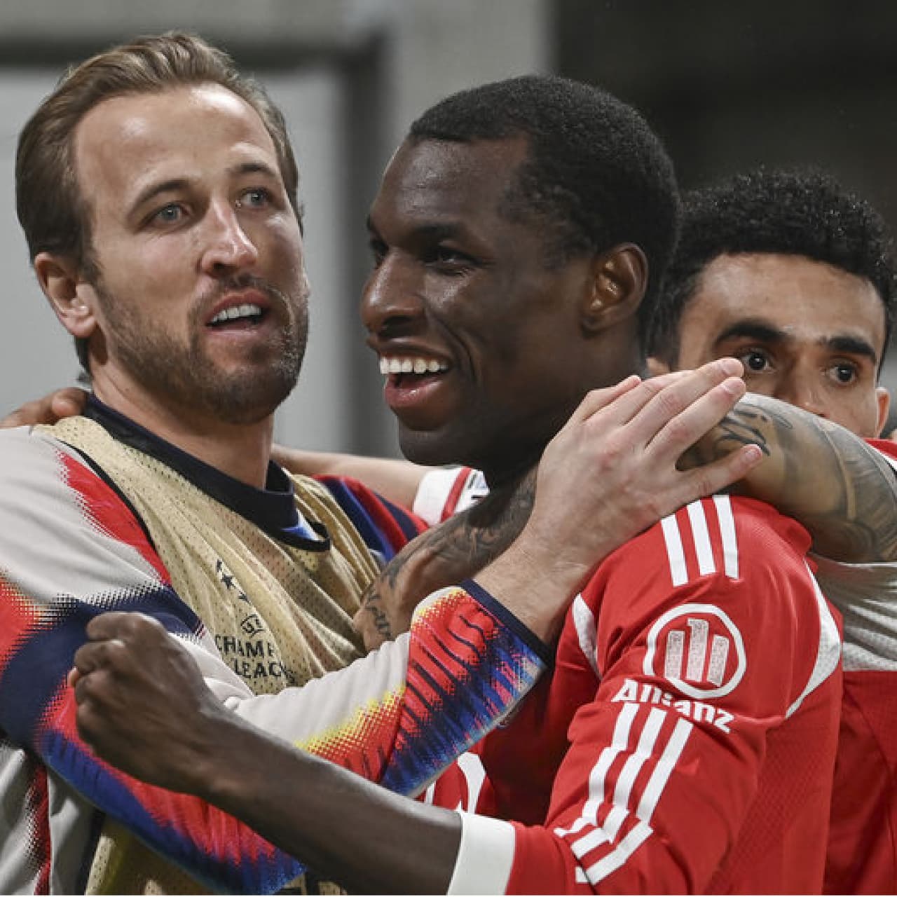 Bayern Münih, dört golle turladı!