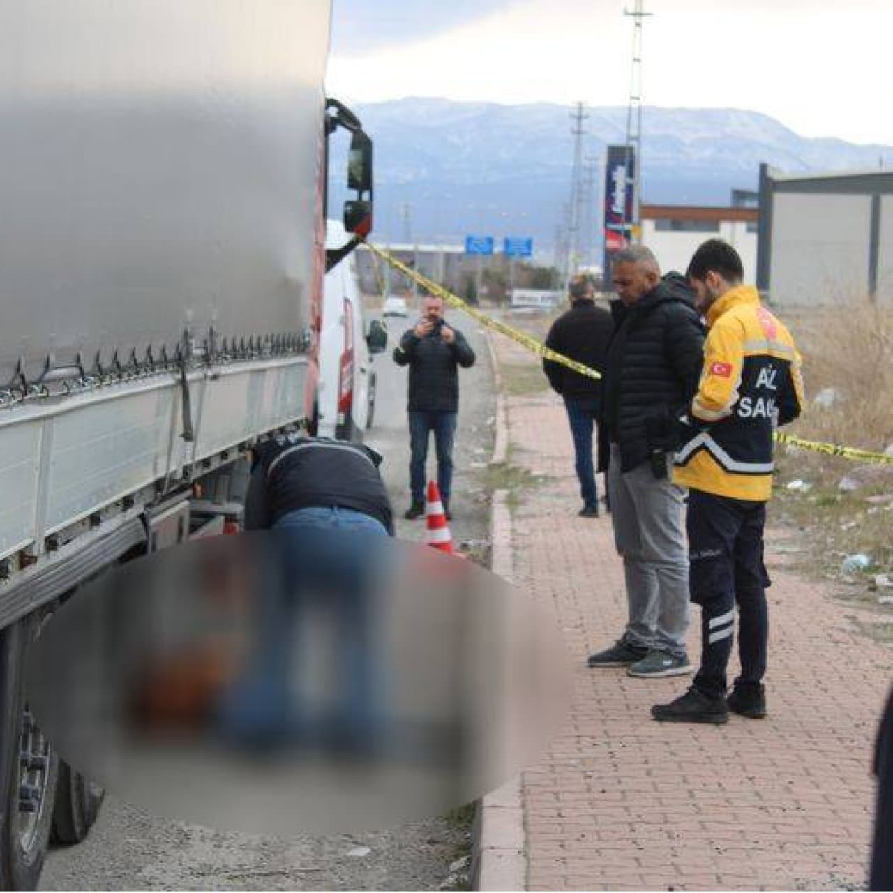 TIR'ın altında ölü bulundu