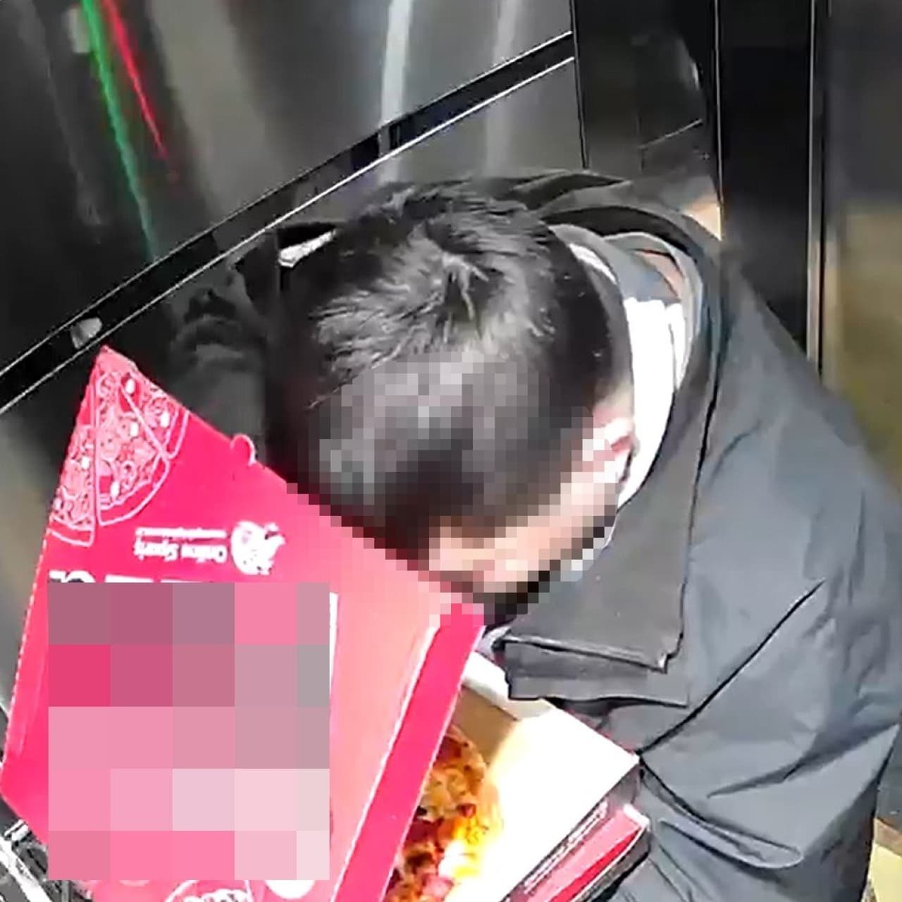 Pizzayı yedi, asansöre tuvaletini yaptı!