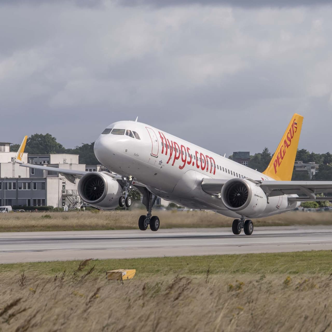 Pegasus uçuş iptallerini uzattı