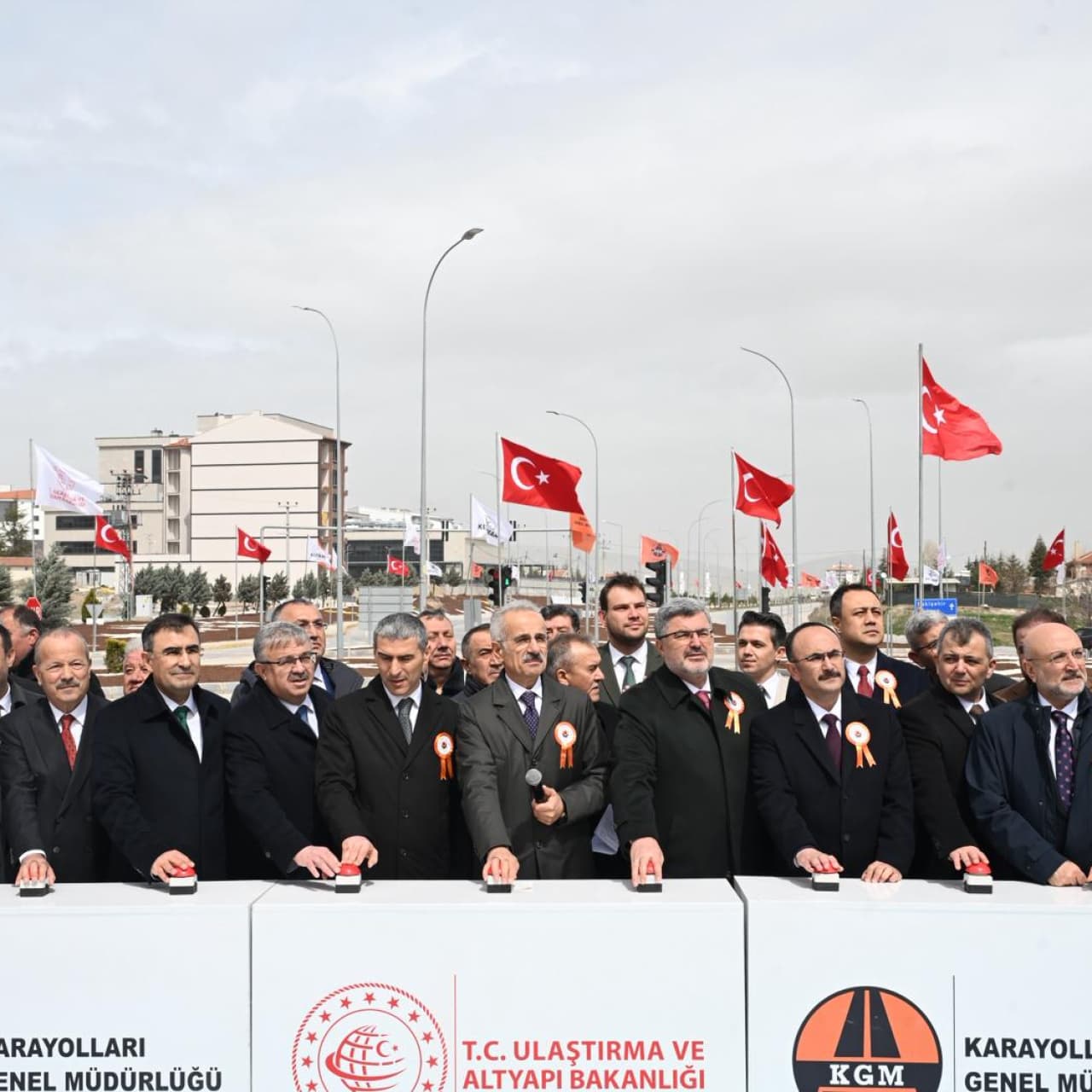 "Çay–Karaadilli kesiminin bölünmüş yol haline getirilmesi için çalışmalara başlıyoruz”