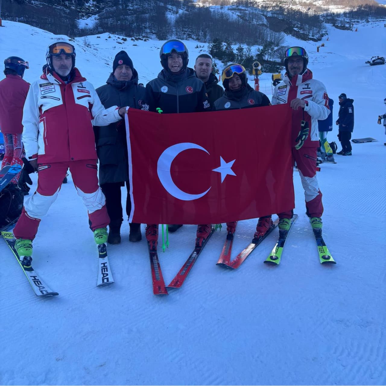 Otizmli ikiz kayakçılar madalyaları topladı!