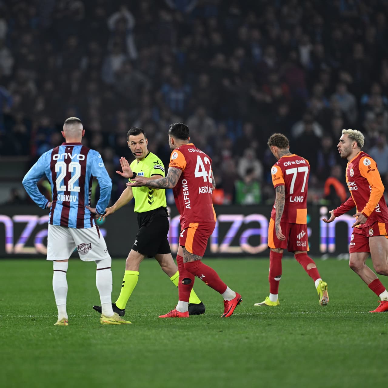 Maç sonu saha karıştı, Abdülkerim kızardı!