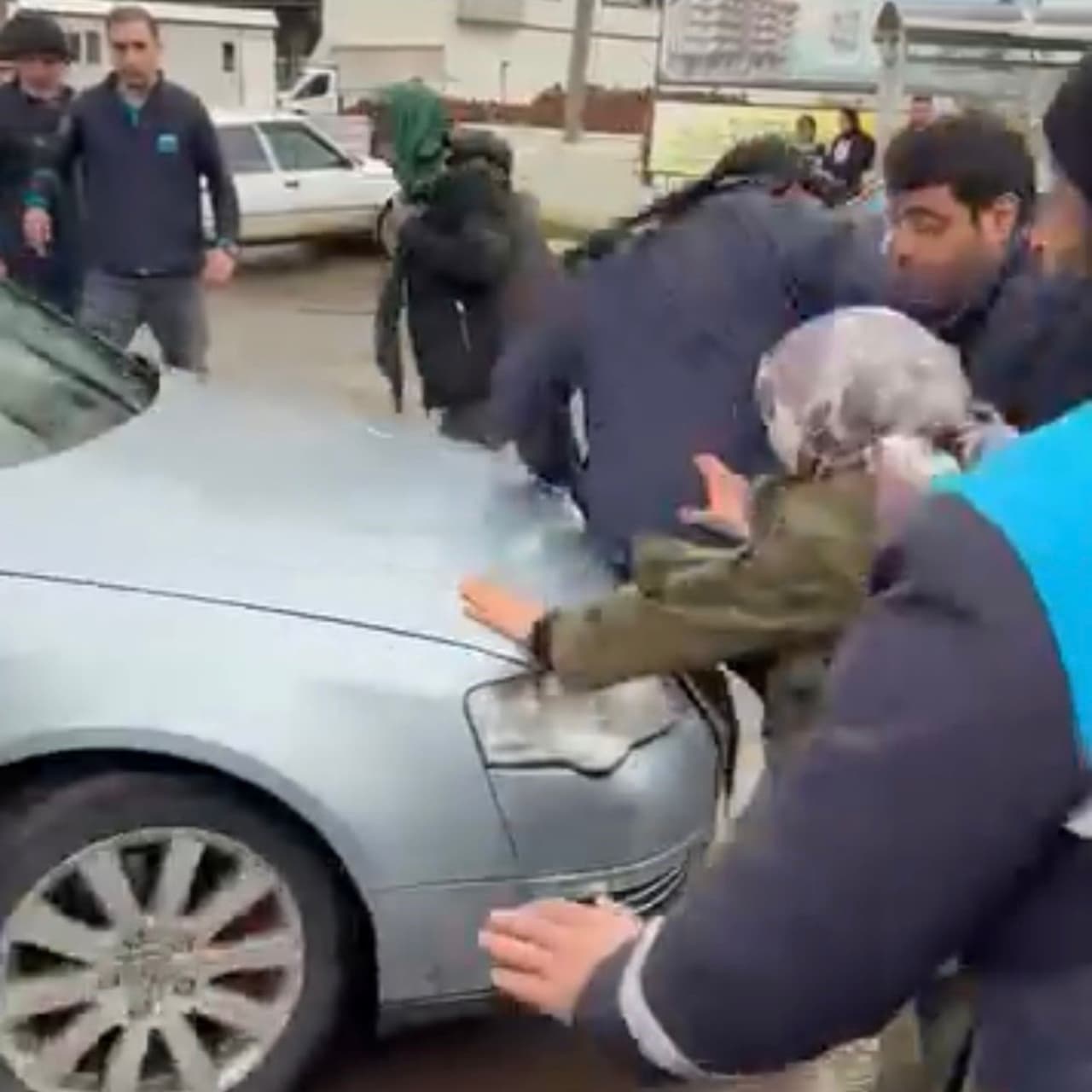 Aracını kalabalığa sürerek kaçtı