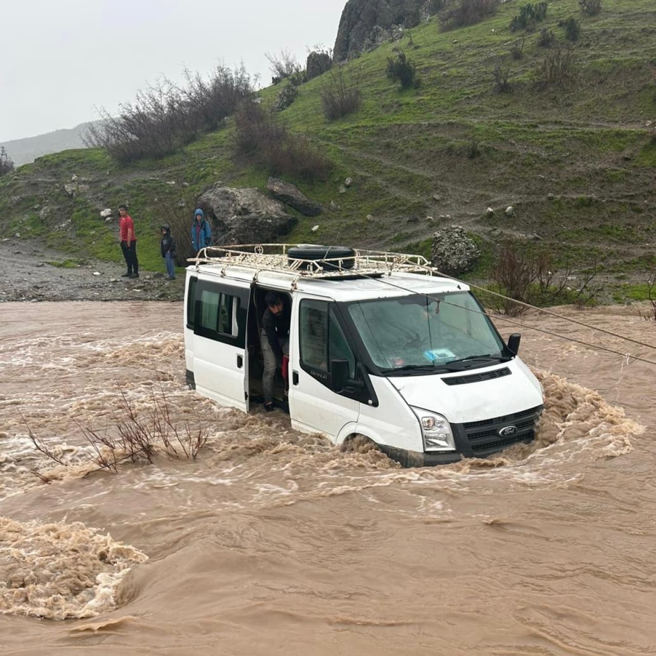 Kalp krizi geçirirken minibüste mahsur kaldı!