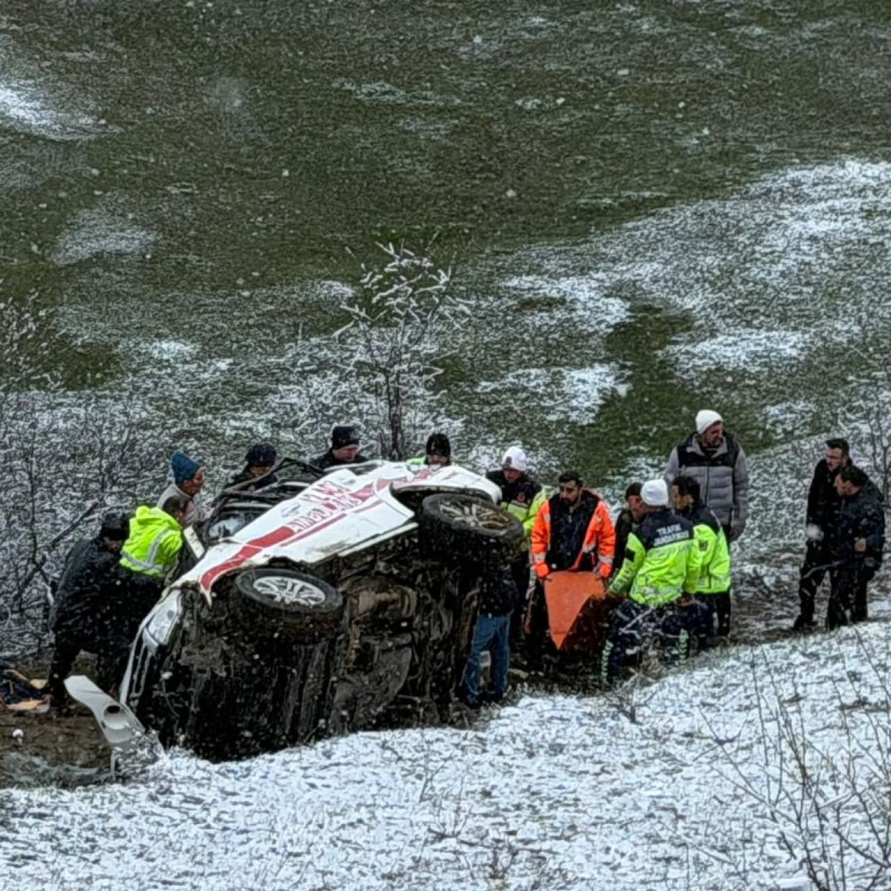 Ambulans uçuruma yuvarlandı: 1 ölü