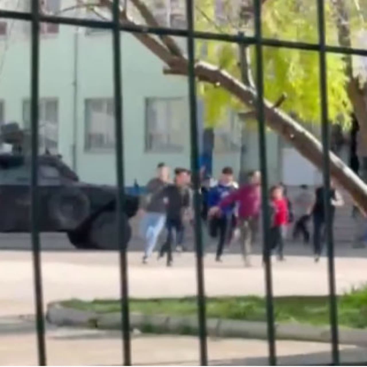 Okula giren saldırgan ateş açtı! Yaralılar var!