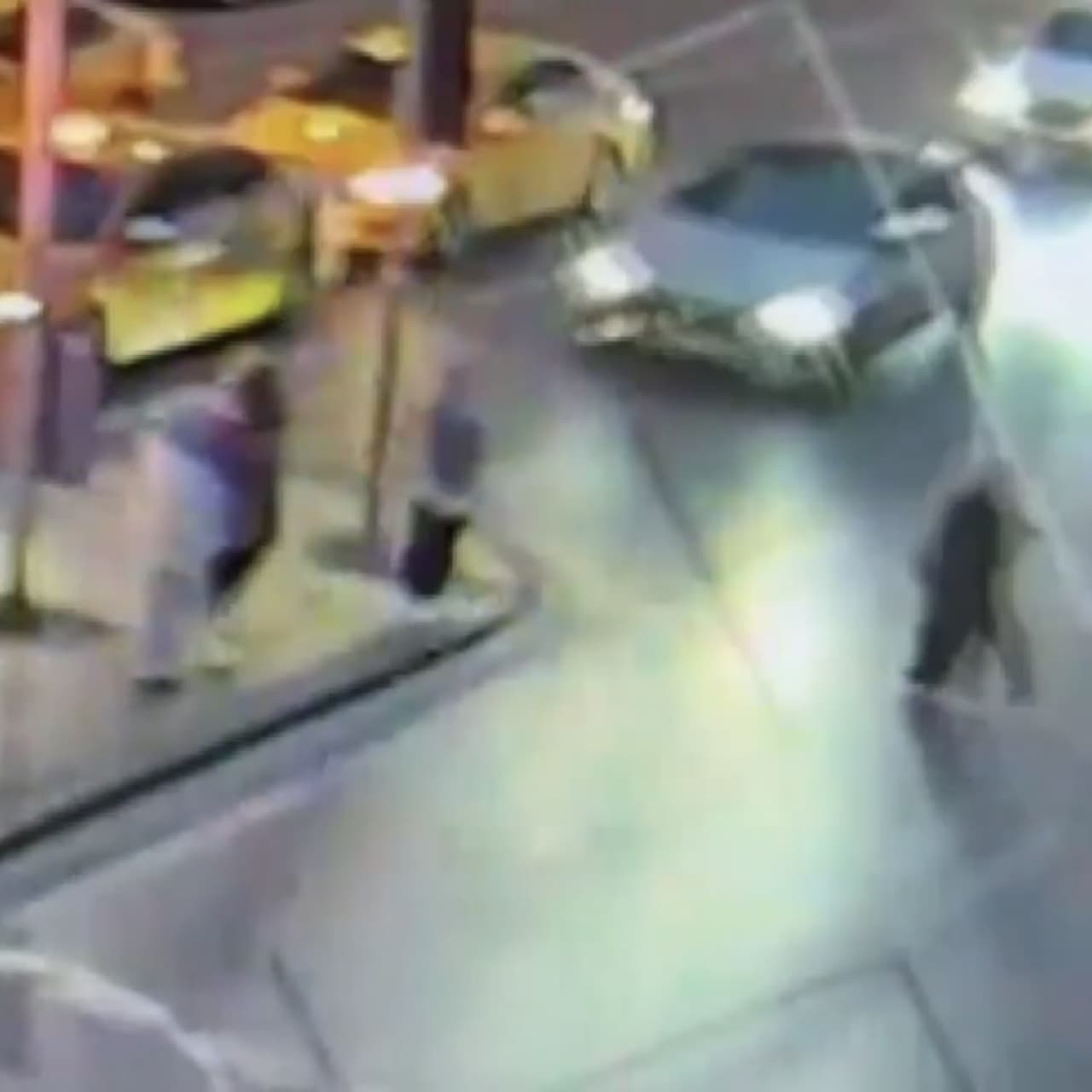 Başına direk düşen turist kurtarılamadı