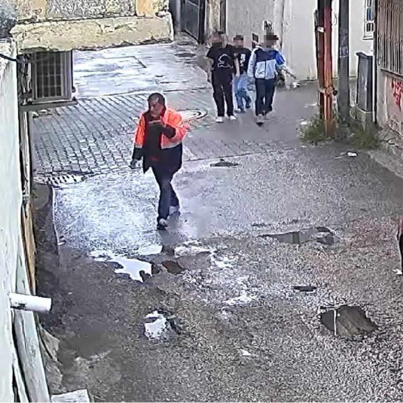 3 çocuk 1 adamı sebepsiz dövdü!