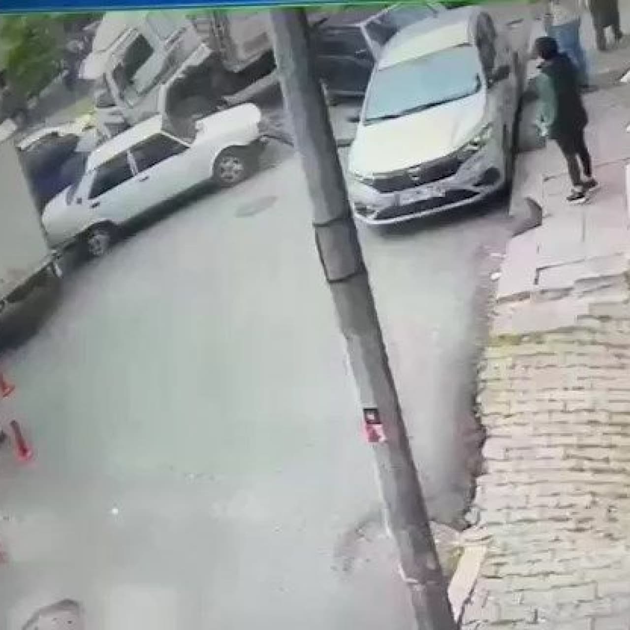 Freni boşalan kamyon dehşet saçtı!