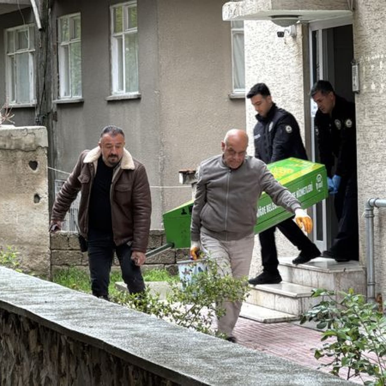 Apart evde ölü bulundu