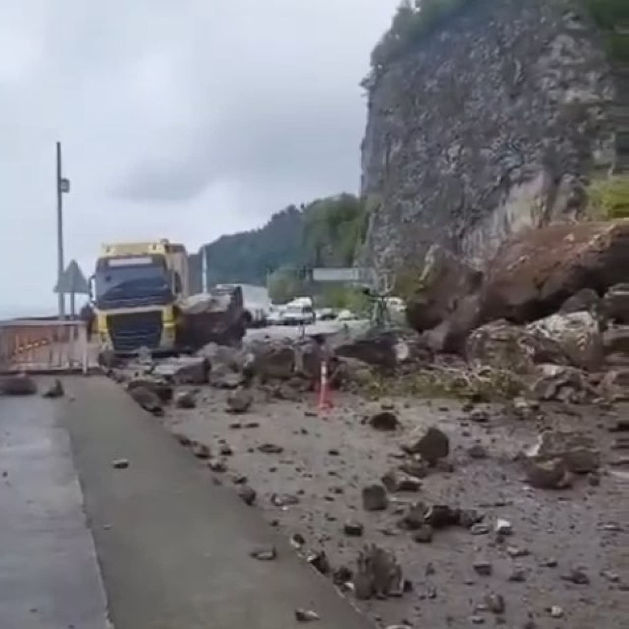Artvin'de heyelan! Kaya parçaları düştü