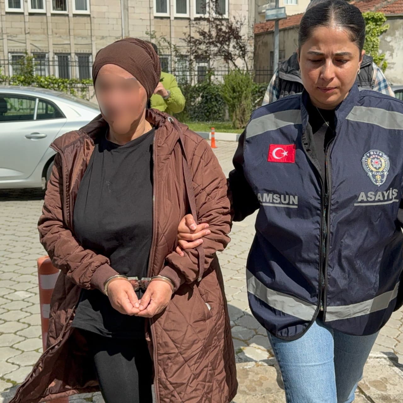 Yeğeninin altınını çaldı kendisine araç aldı