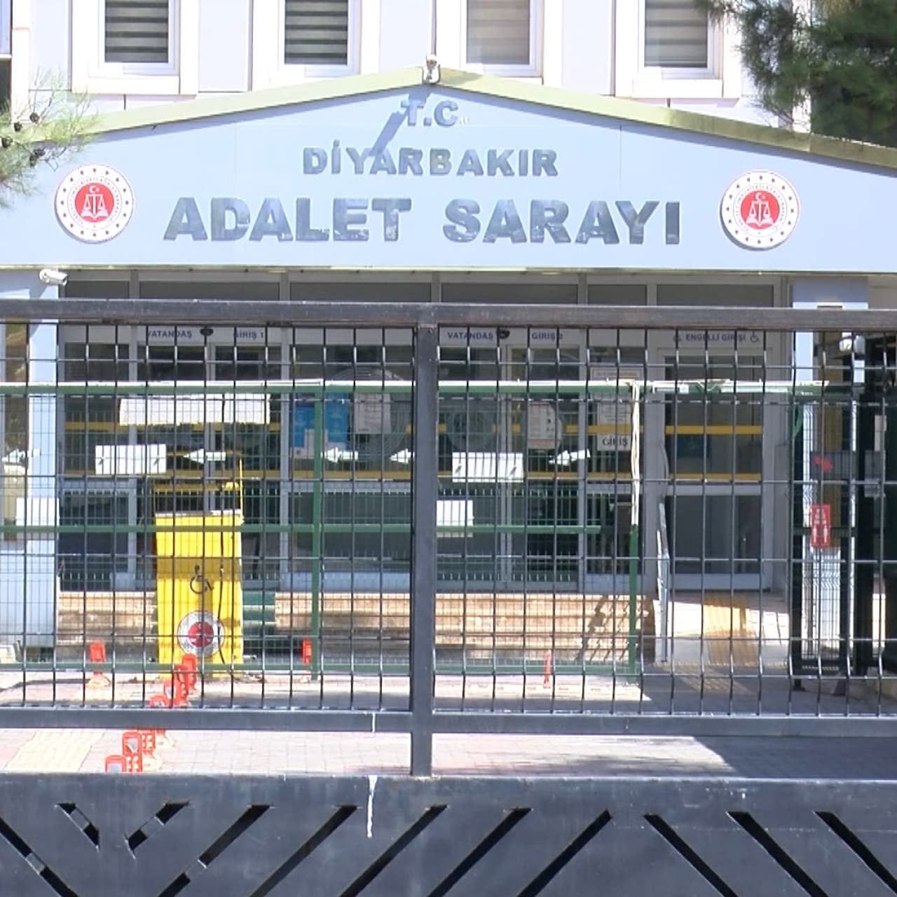 Profesöre 'bıçak parası' davası!