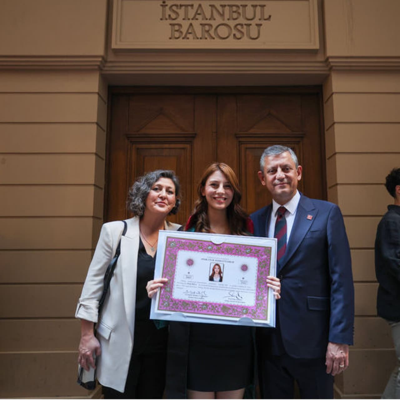 Kızının avukatlık törenine katıldı