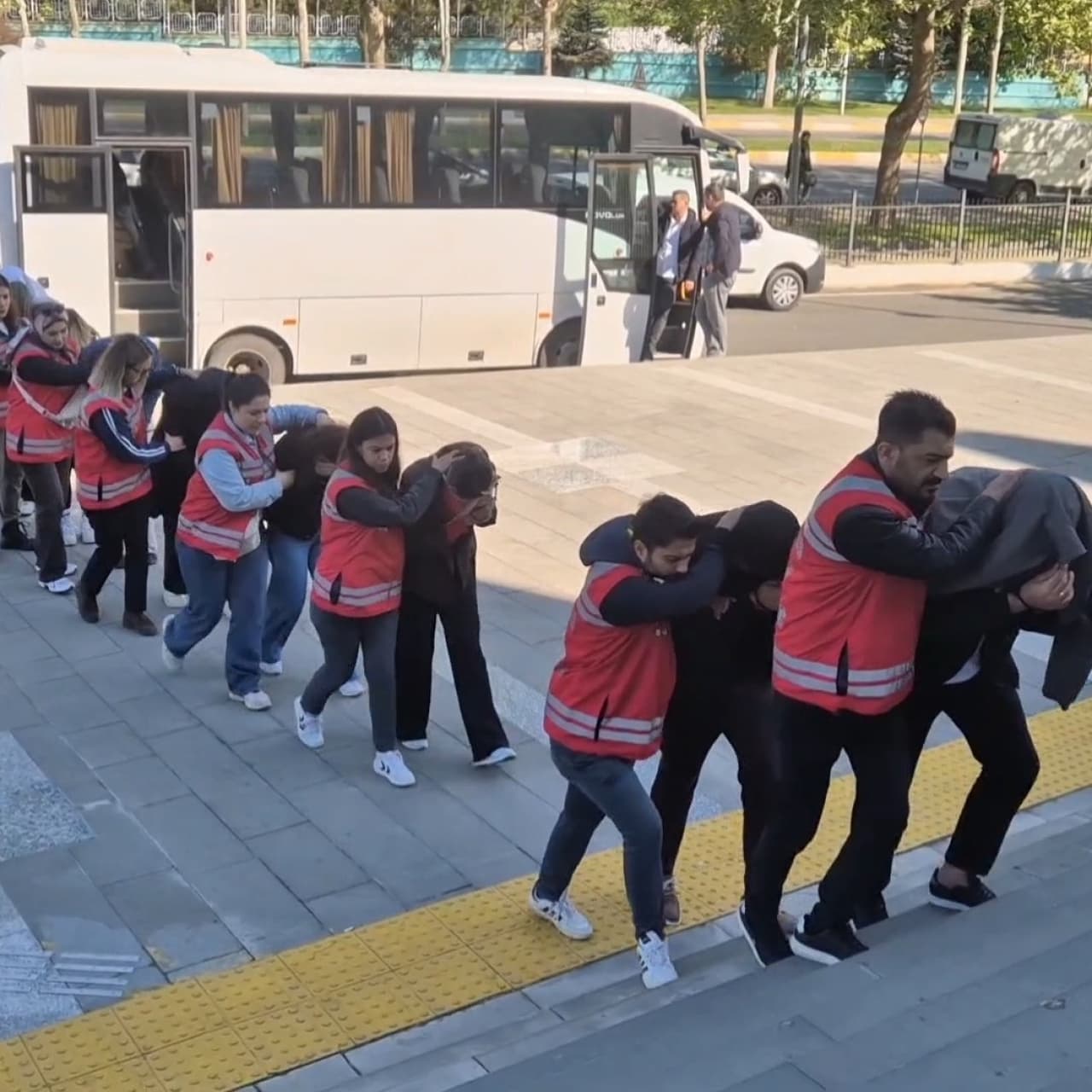 Güzellik merkezinde operasyon: 12 tutuklama
