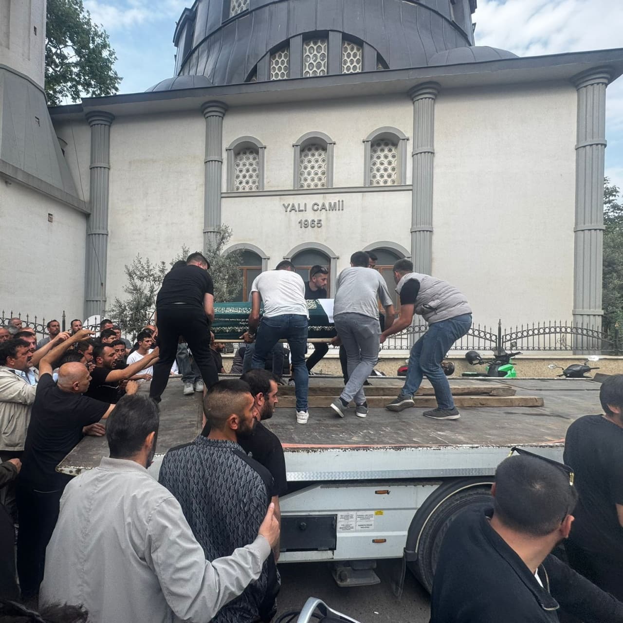Acı görüntü! Cenazesi, kullandığı çekici ile taşındı
