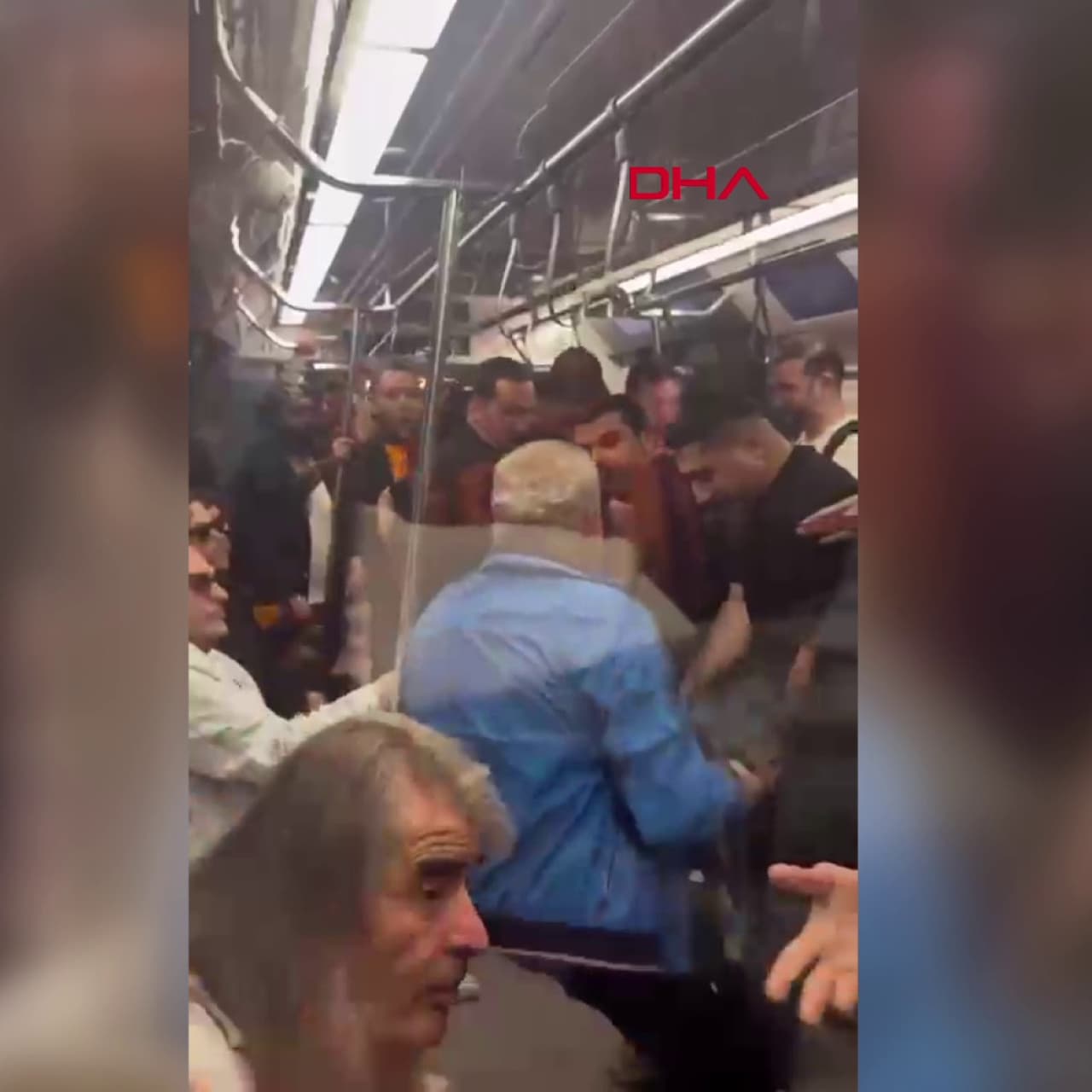 Metroda küfürlü tezahürat kavgası!