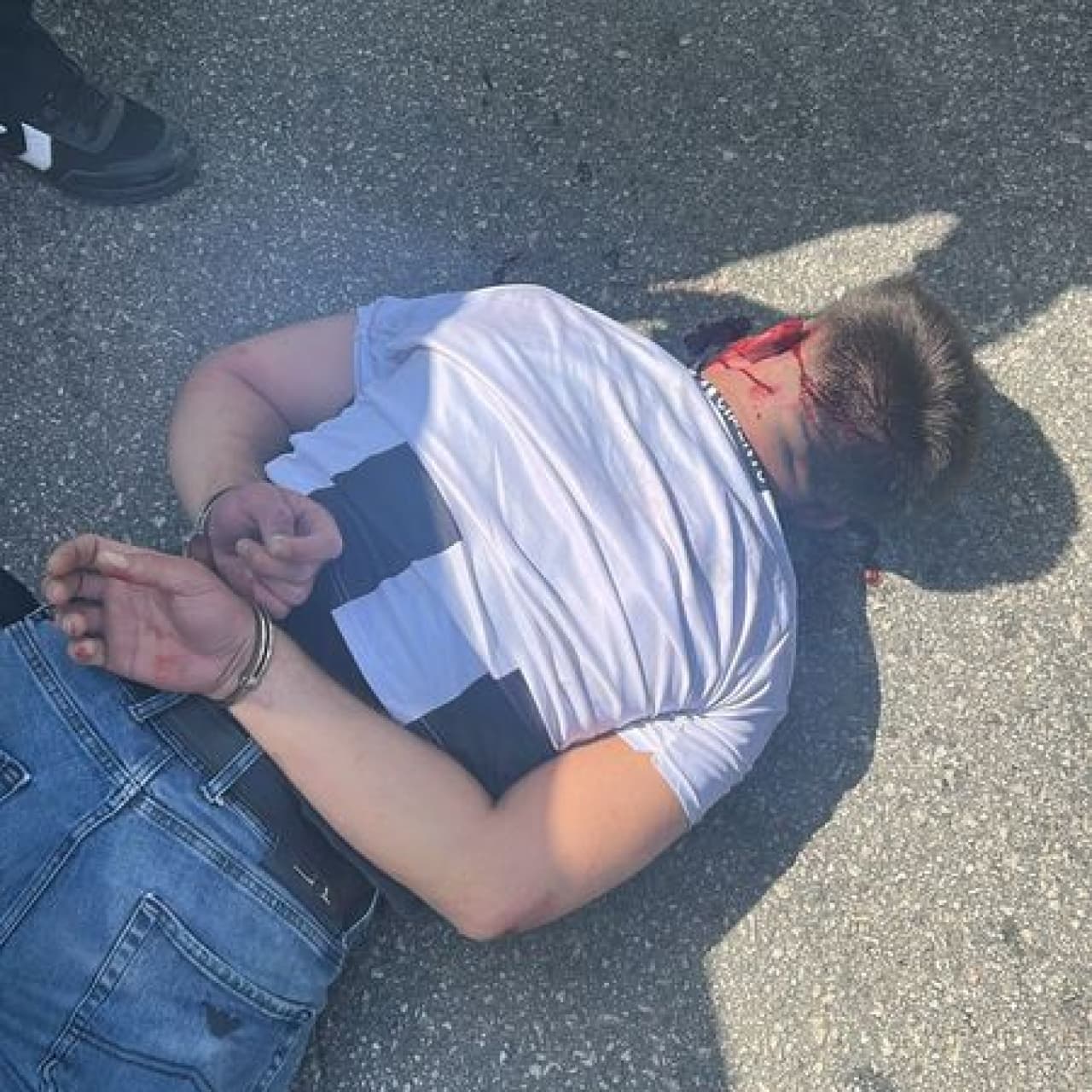 Kız arkadaşı ile birlikte taksiciyi rehin alıp, polise ateş açtı 