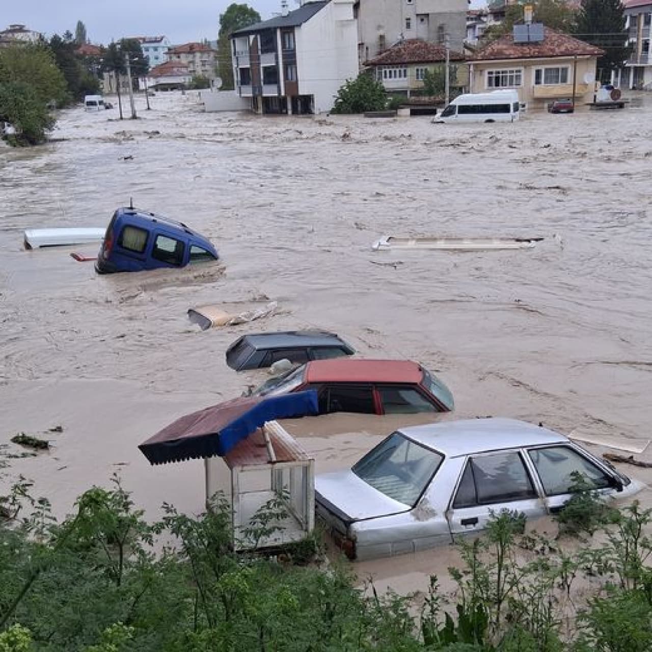 Sel ve dolu alarmı: birçok kentte hayat durma noktasına geldi